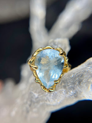 Sky blue AQUAMARINE 10kt yellow gold ring