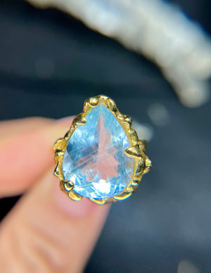 Sky blue AQUAMARINE 10kt yellow gold ring