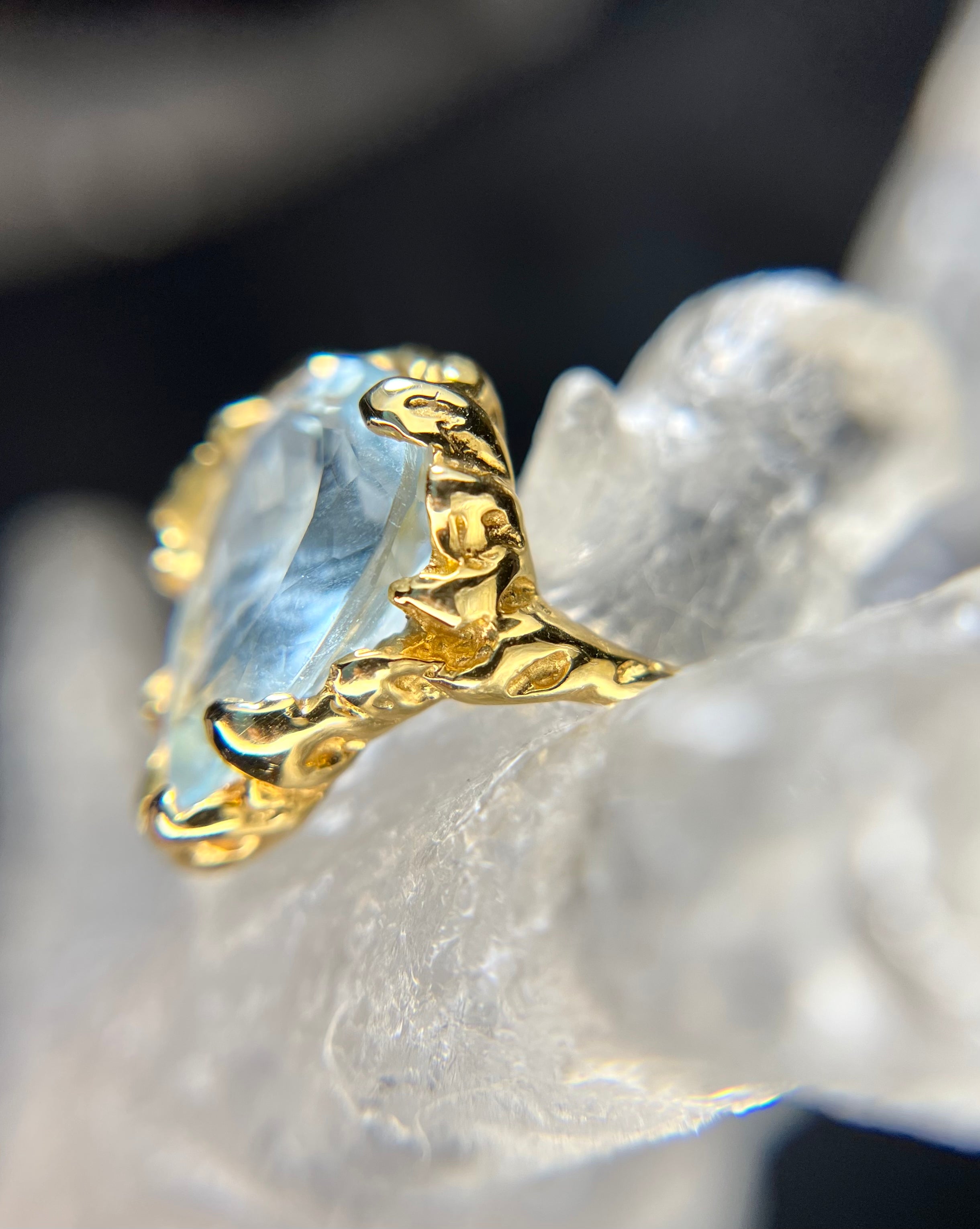 Sky blue AQUAMARINE 10kt yellow gold ring