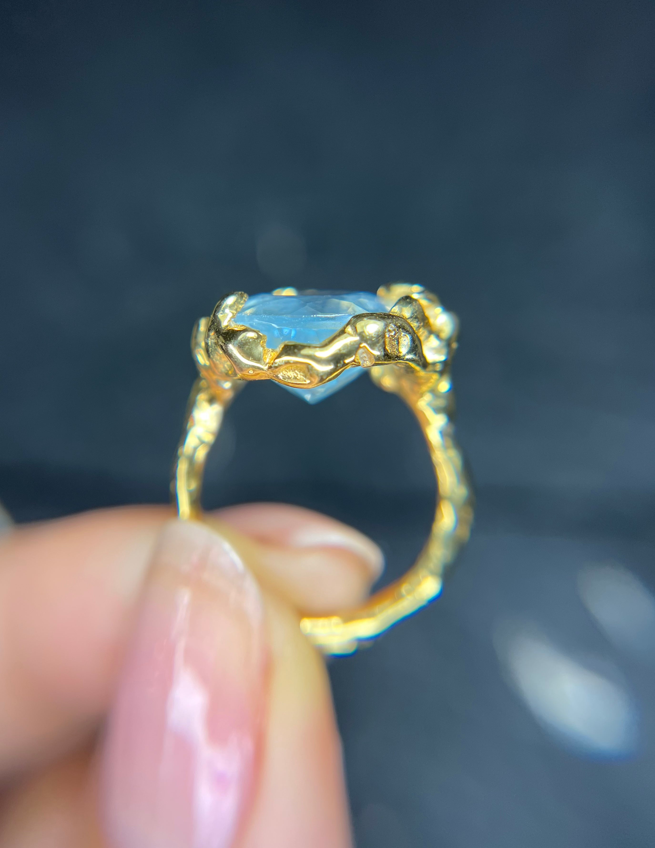 Sky blue AQUAMARINE 10kt yellow gold ring