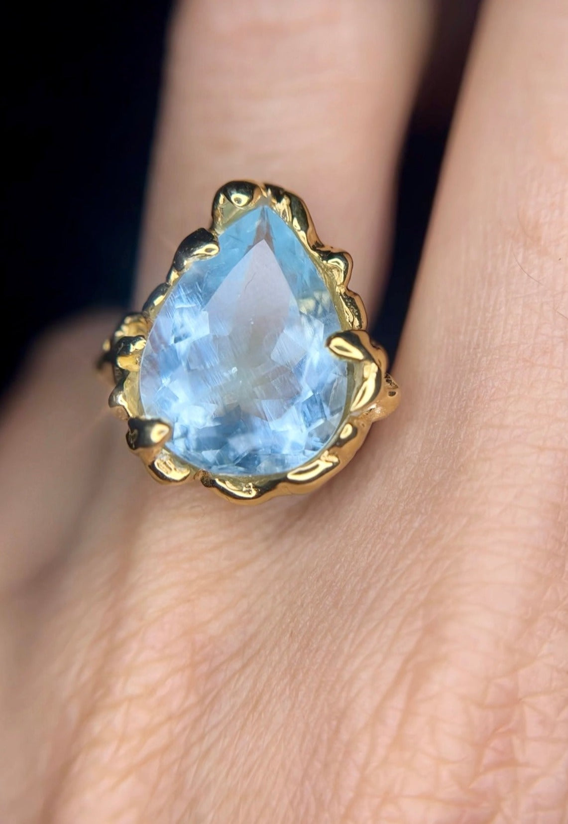 Sky blue AQUAMARINE 10kt yellow gold ring