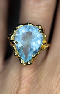 Sky blue AQUAMARINE 10kt yellow gold ring